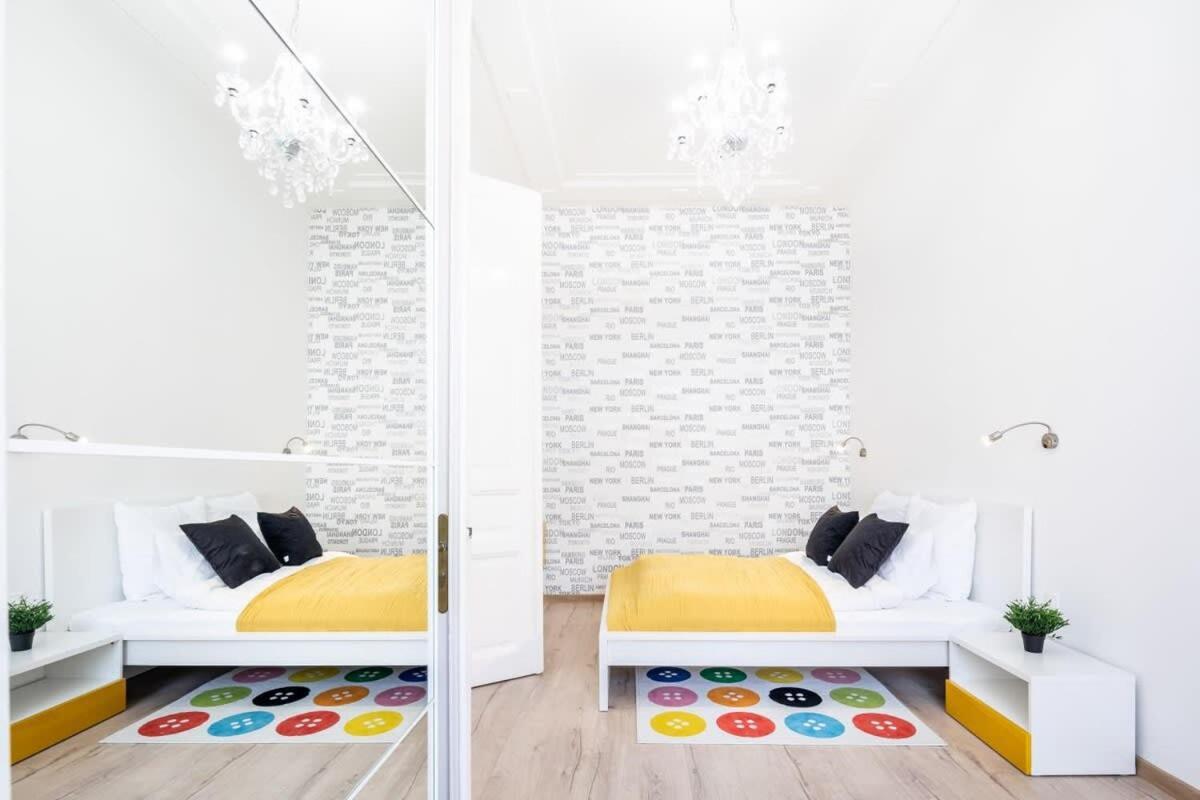 Bright & Large At Location Apartment *