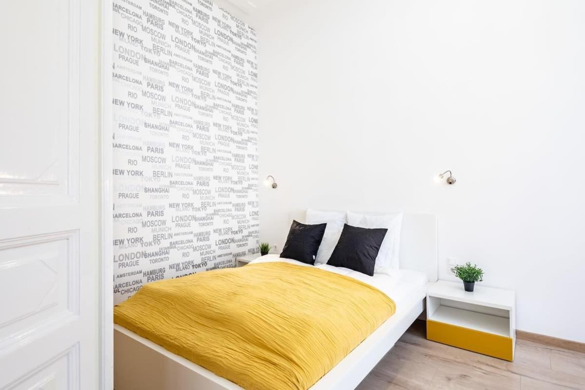 Bright & Large At Location Apartment