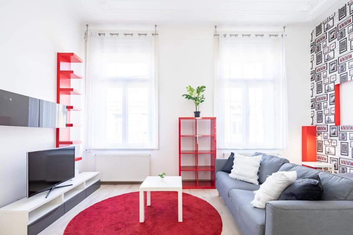 Bright & Large At Location Apartment *