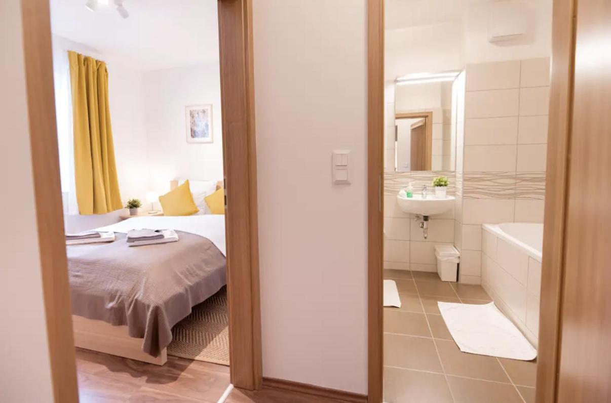 Sunny 2br With Balcony At Szoevetseg Street Budapest