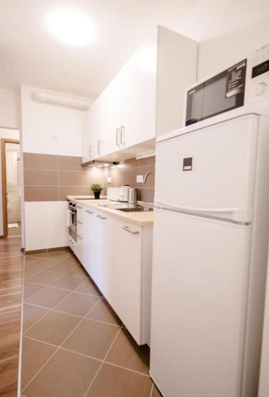 Sunny 2br With Balcony At Szoevetseg Street Budapest