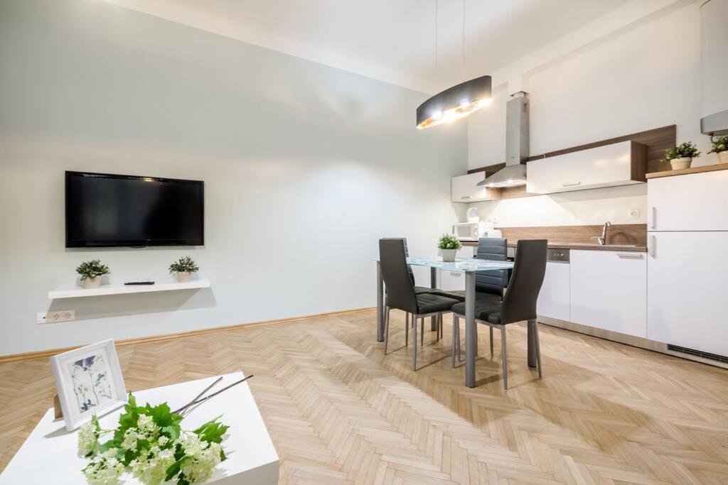 Dessy Downtown Apartamento *