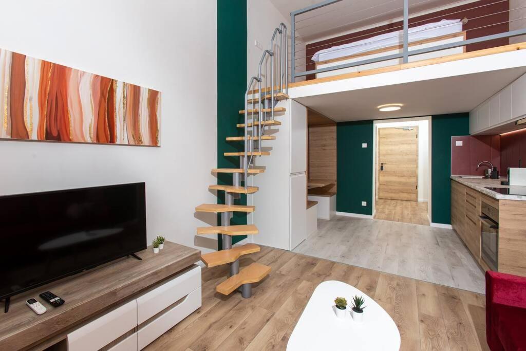 Downtown Serenity - Geraldine Budapest