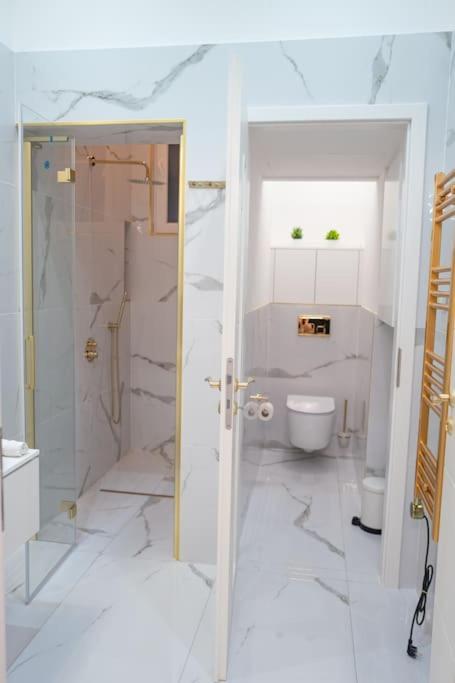 Gold'n Marble Lägenhet
