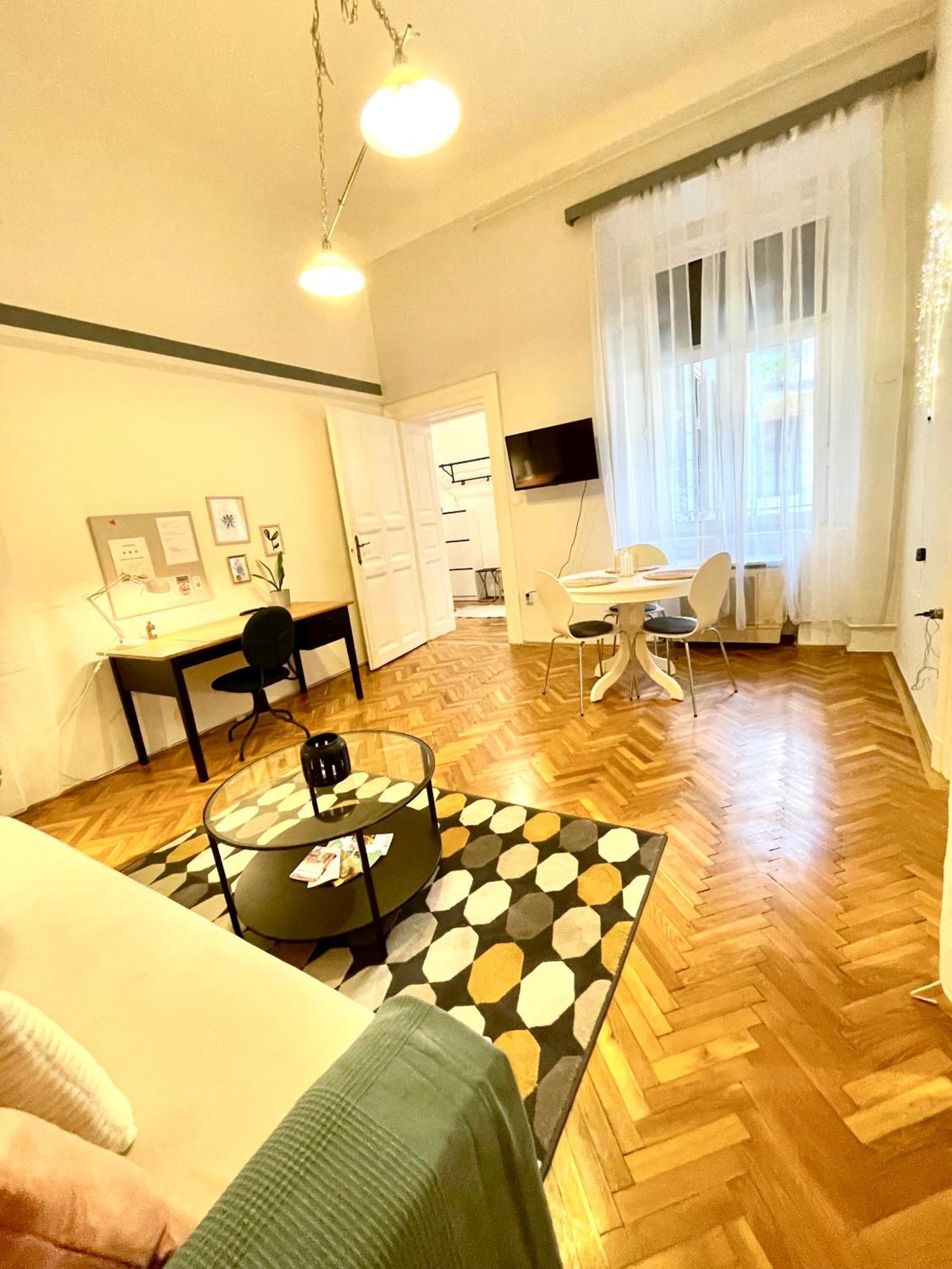 Fanni's Cosy Express In The Centre Budapest