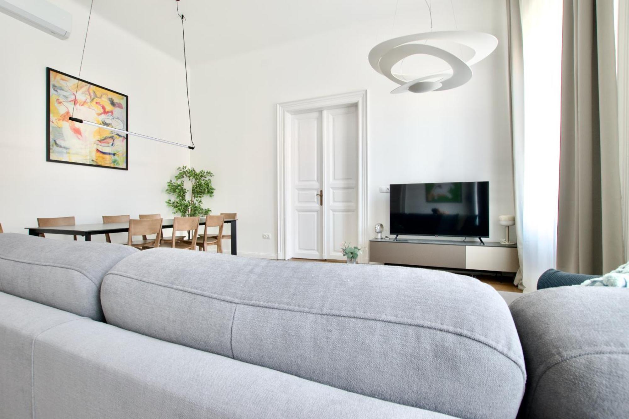 Premium By Hi5- Jozsef Koerut Budapest