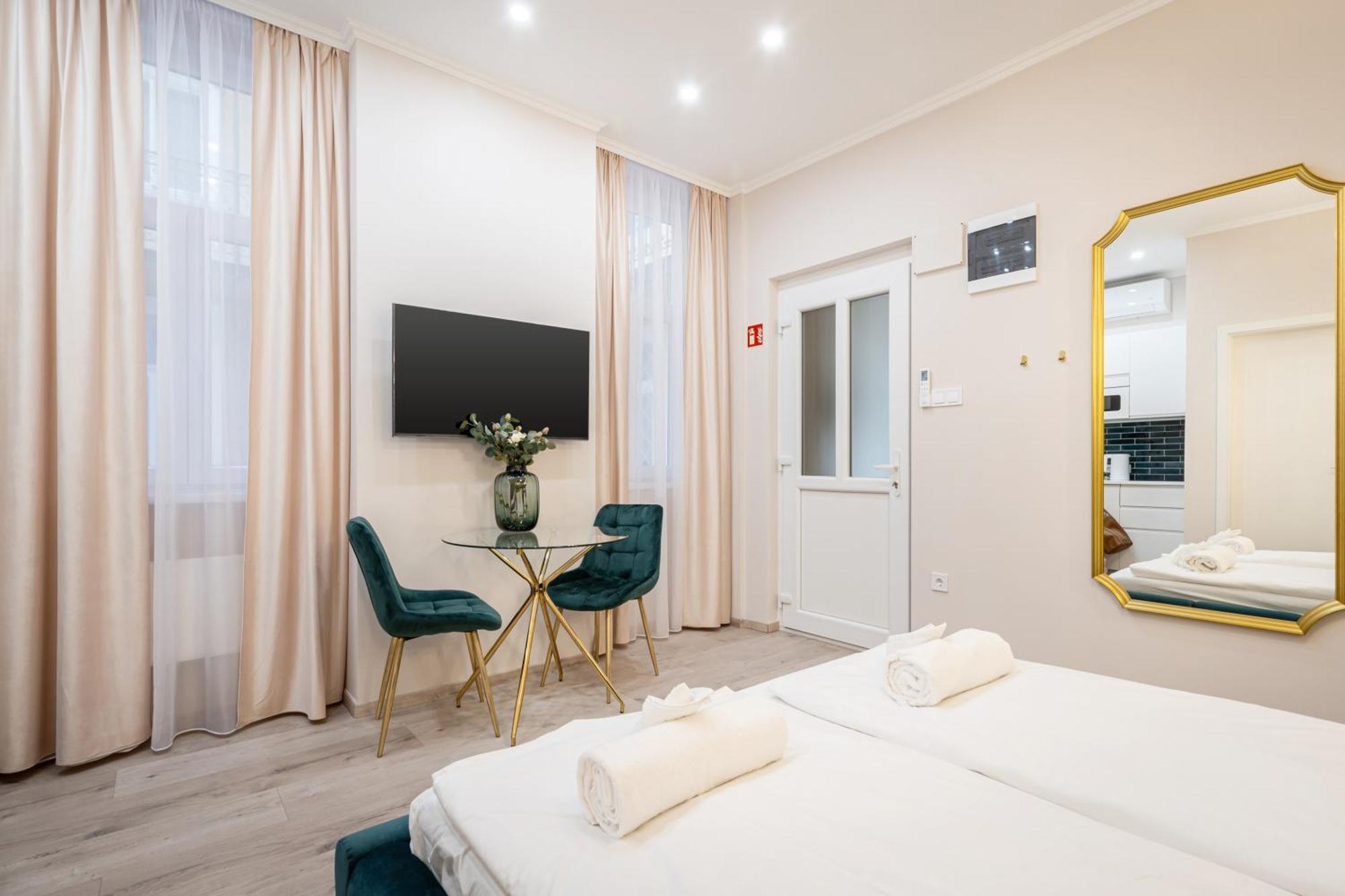Kiraly 33 - Hidden Gem - Location By Bqa Apartmán