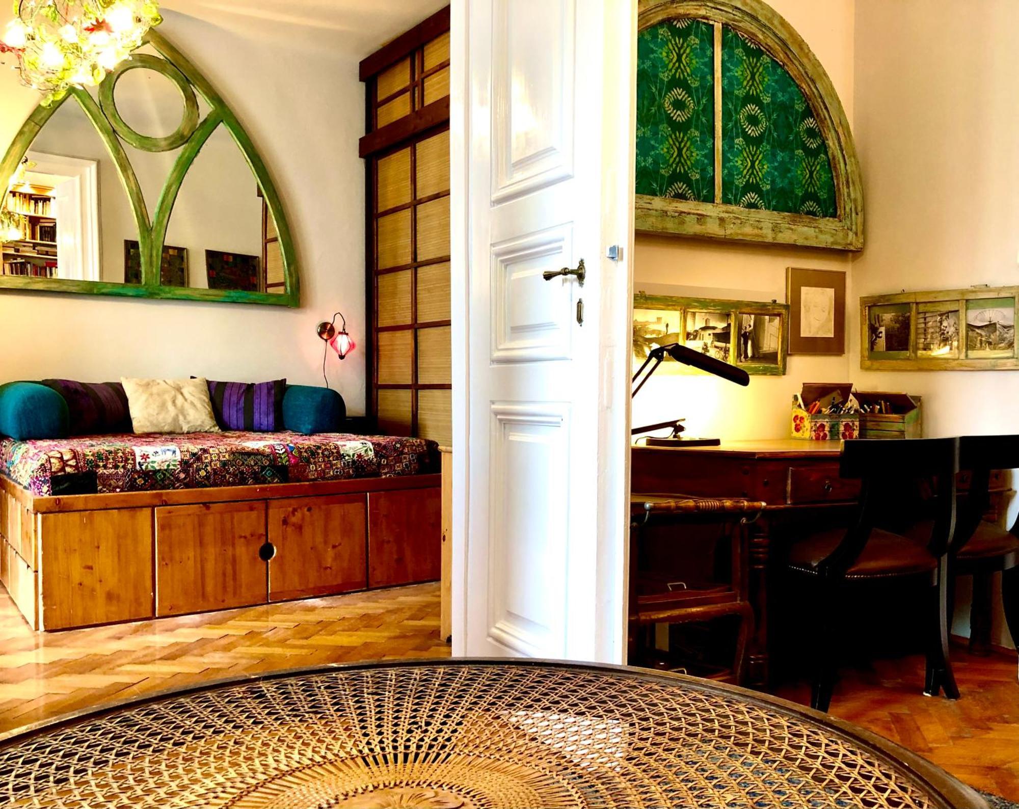 Unique Design Flat At Downtown