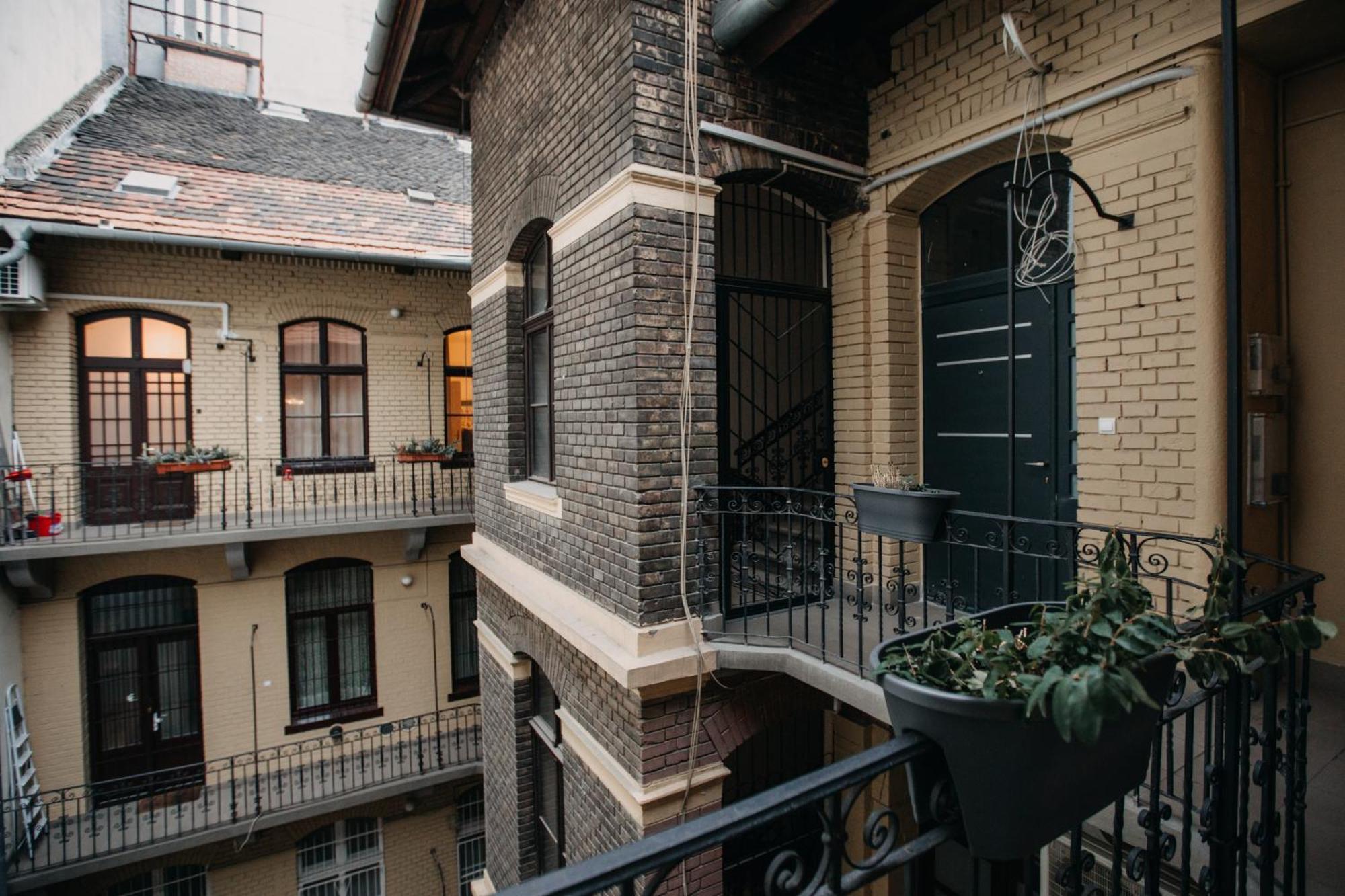 Stylish In The Heart Of The Center With Air Conditioner