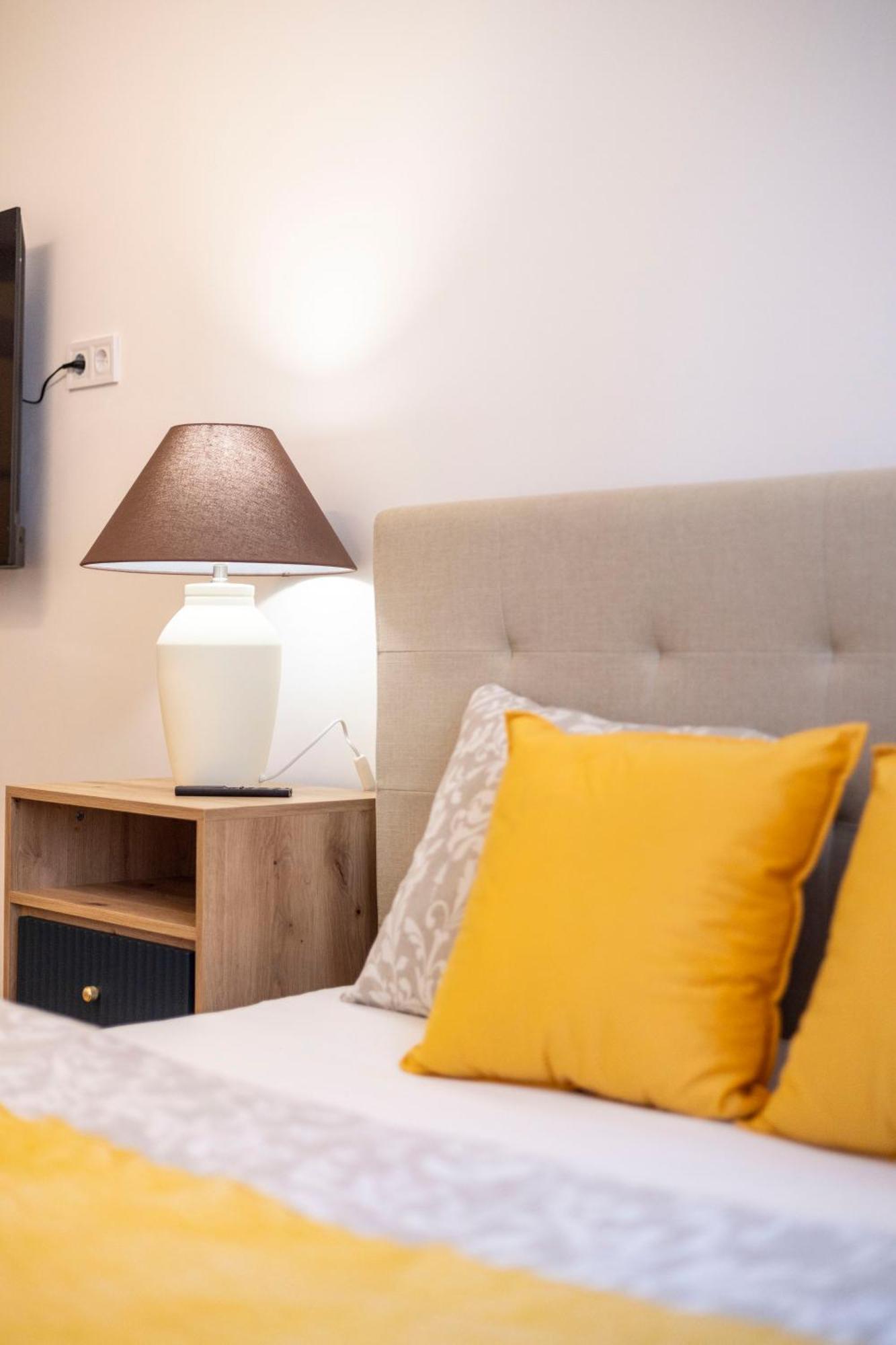 Charming & Cozy In The King Street Apartment