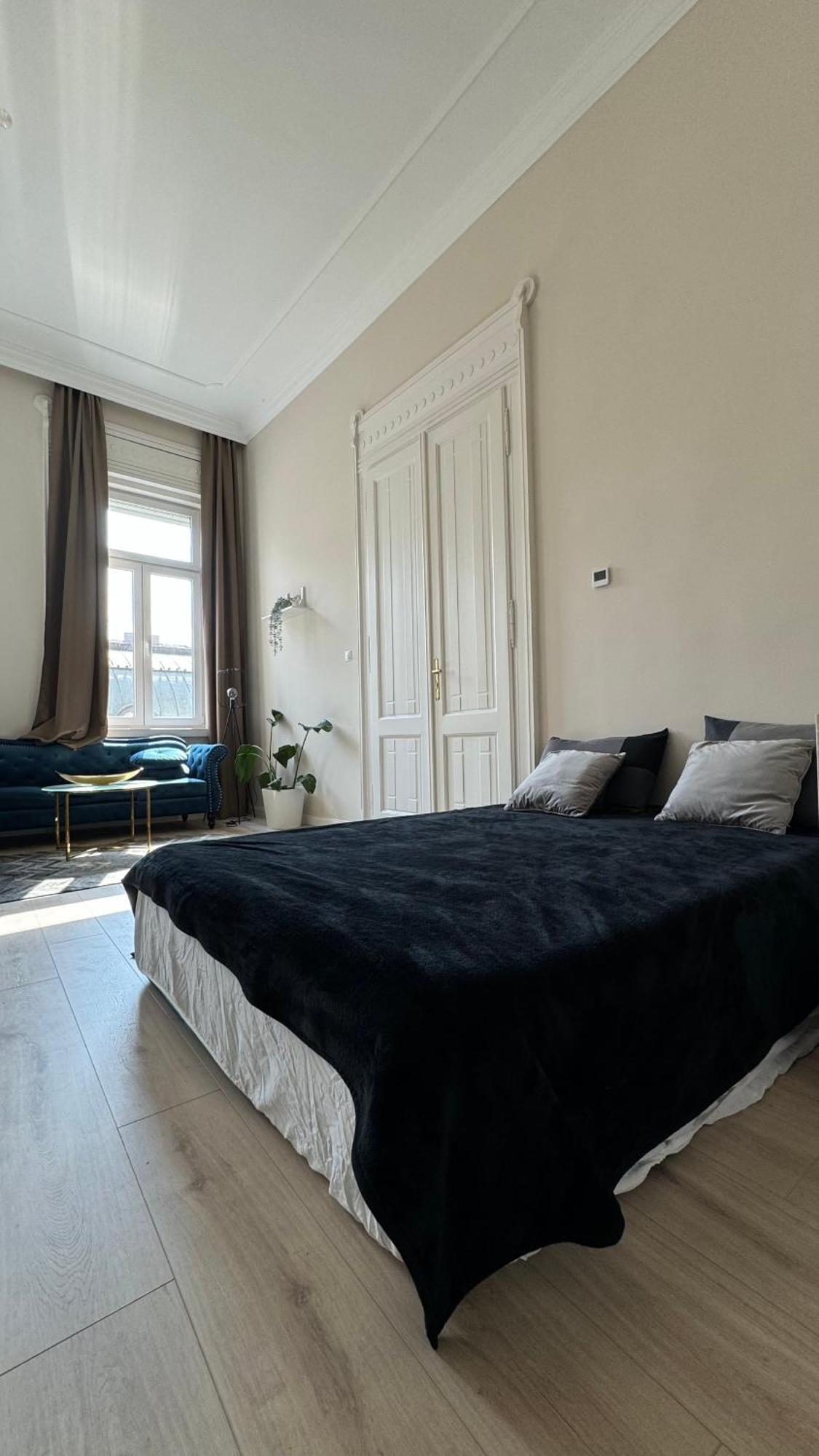Luxury Parisian Designed 3-bedroom Gem In Heart Of Apartment Budapest