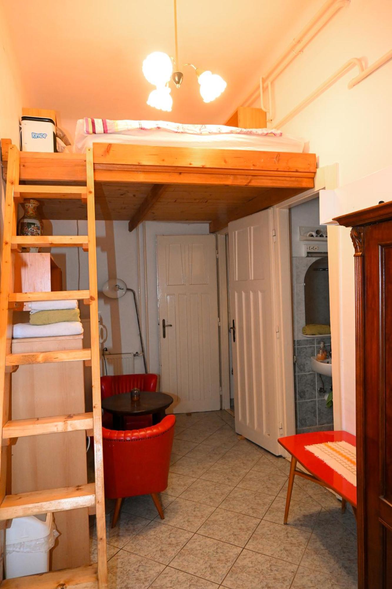 Apartment Downtown Cozy Private Studio For 1-2 People *