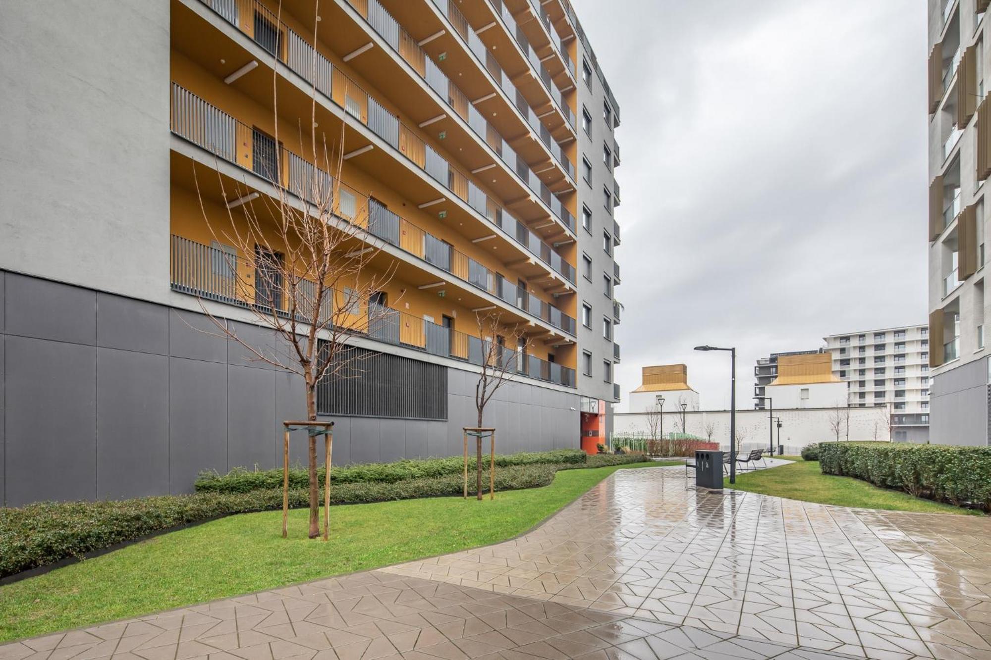 Apartment Balcony - Sunny - Modern