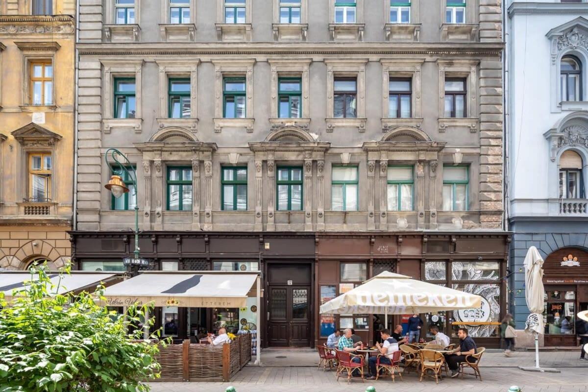 Lovely In The Heart Of The * Budapest