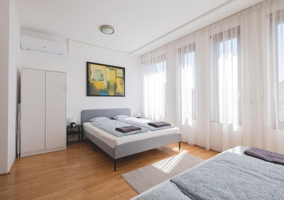 Apartamento Bright Downtown Balcony Retreat