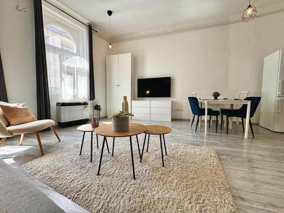 Lujza - Modern Budapest