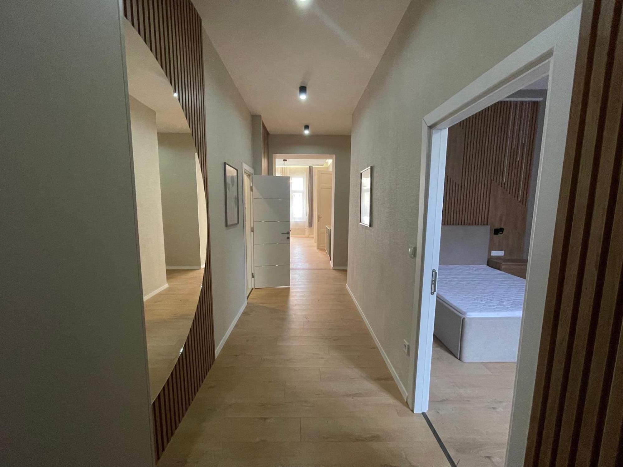 Apartment Center 4! Modern And Cozy 3br In Center!