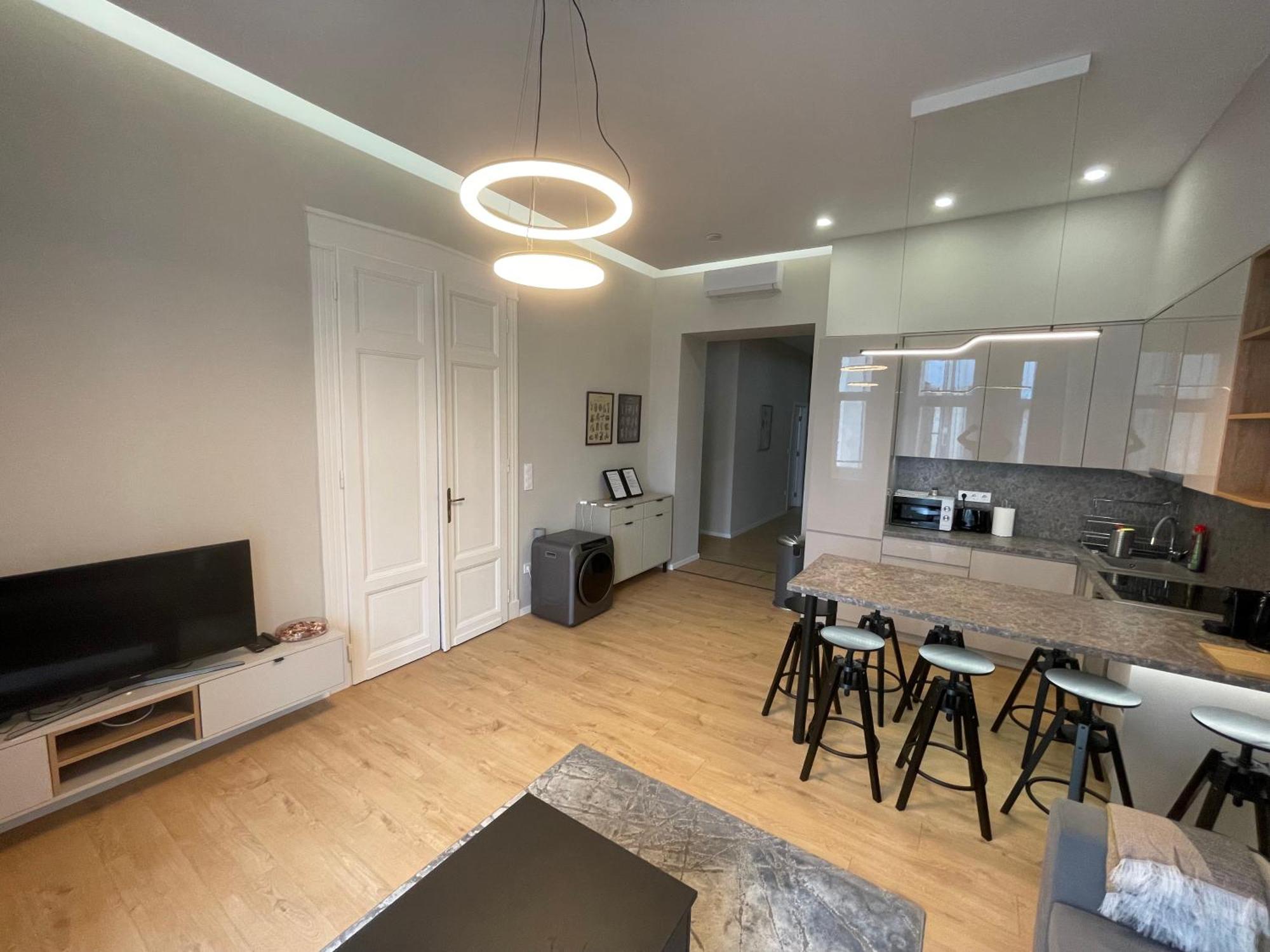 Apartment Center 4! Modern And Cozy 3br In Center!