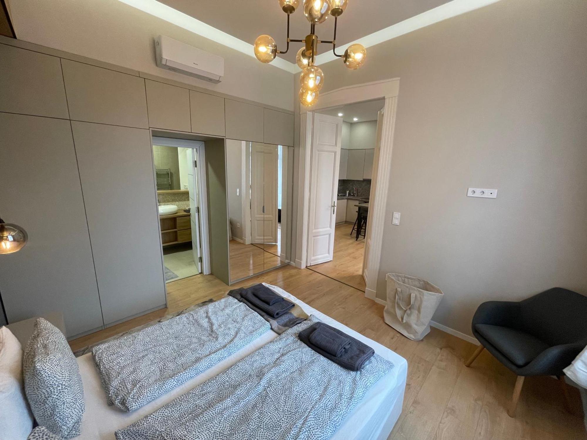 Apartment Center 4! Modern And Cozy 3br In Center! *