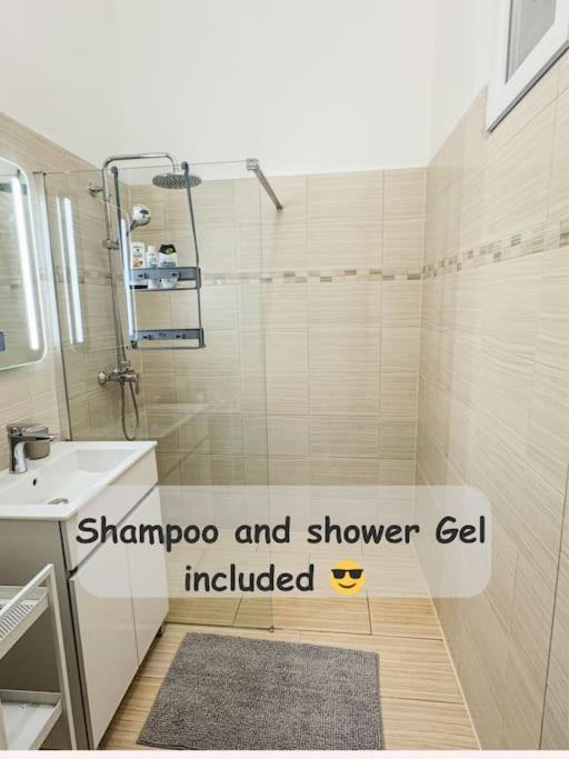 Stylish Parisian 3br In Budapest, Sleeps 9 Appartamento