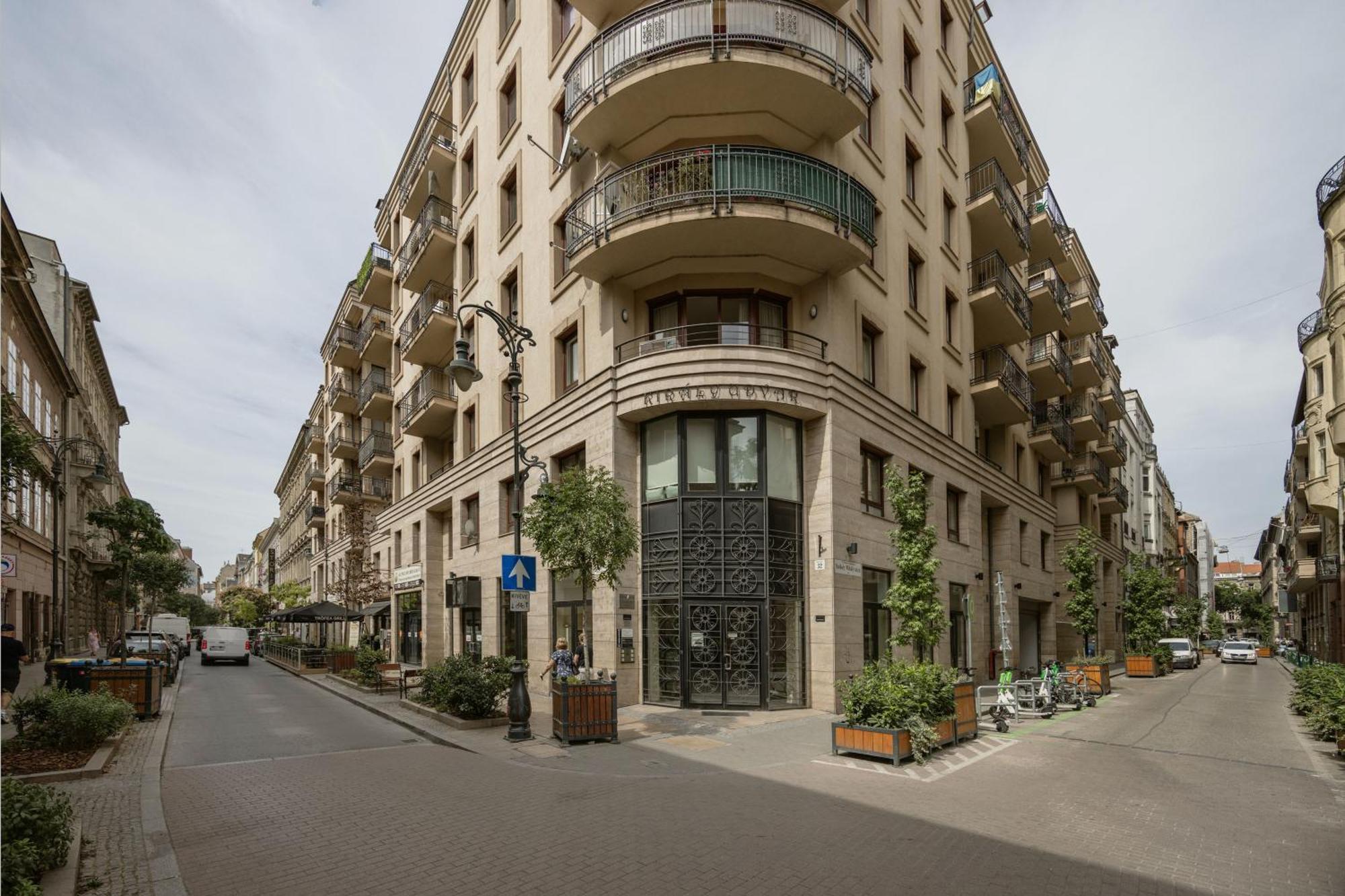 Bright And With Balcony Apartment