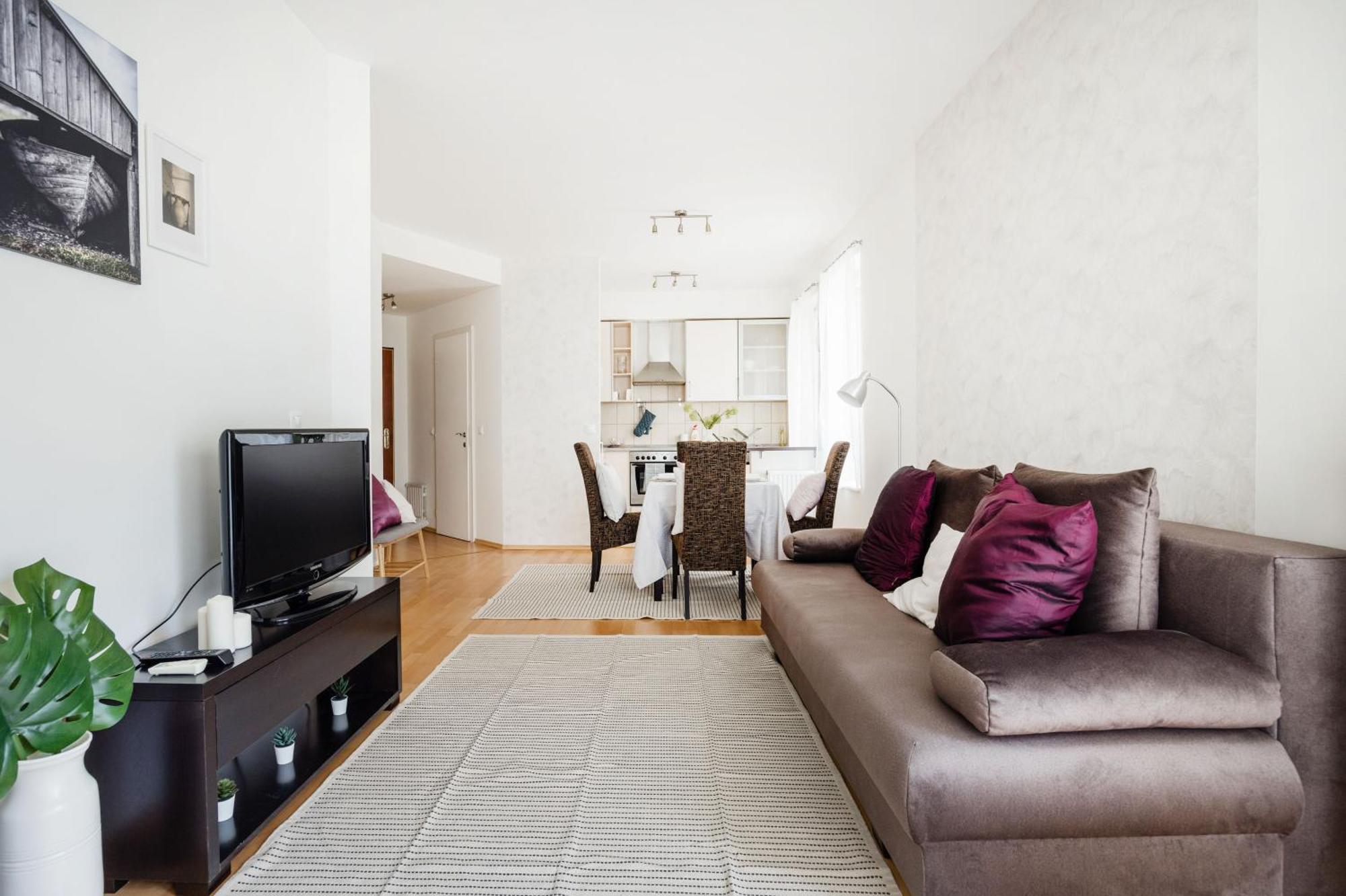 Bright And With Balcony Apartment *