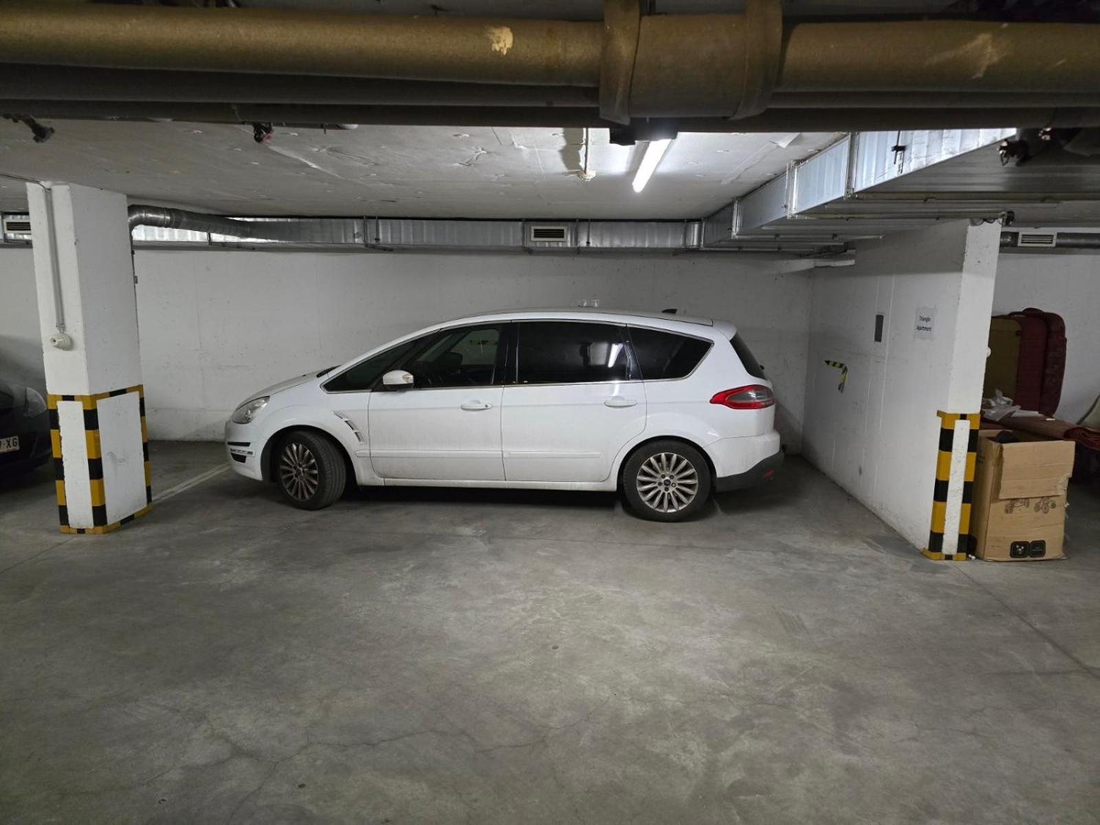 Triangle - Free Parking! Apartment