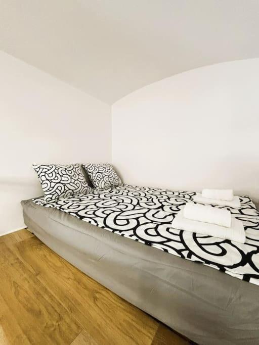 Benetton Stlye - Freedom In Blue And Organge Apartment *