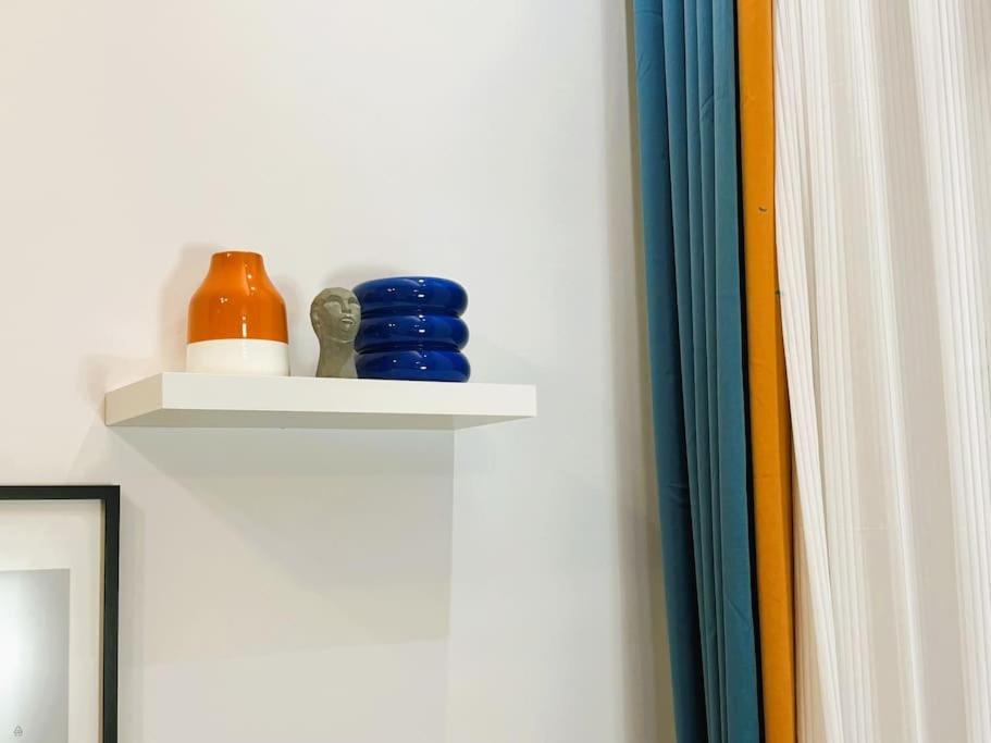Benetton Stlye - Freedom In Blue And Organge Apartment