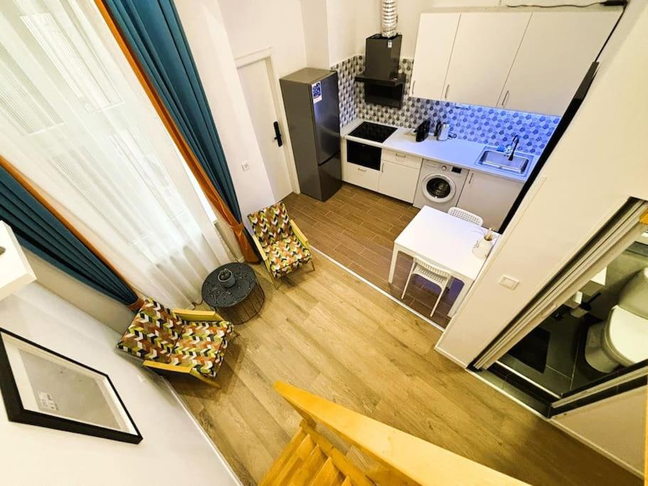 Benetton Stlye - Freedom In Blue And Organge Apartman