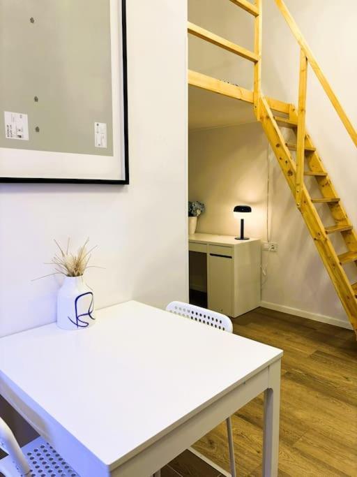 Benetton Stlye - Freedom In Blue And Organge Apartman