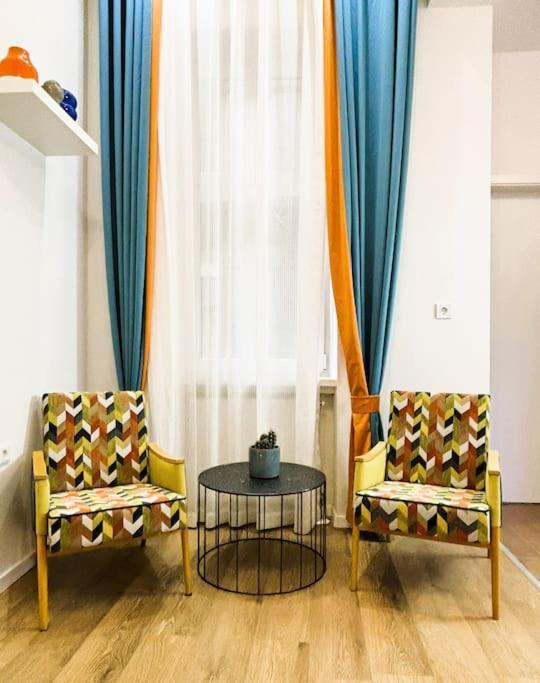 Benetton Stlye - Freedom In Blue And Organge Apartman