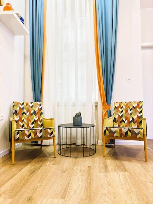 Apartman Benetton Stlye - Freedom In Blue And Organge