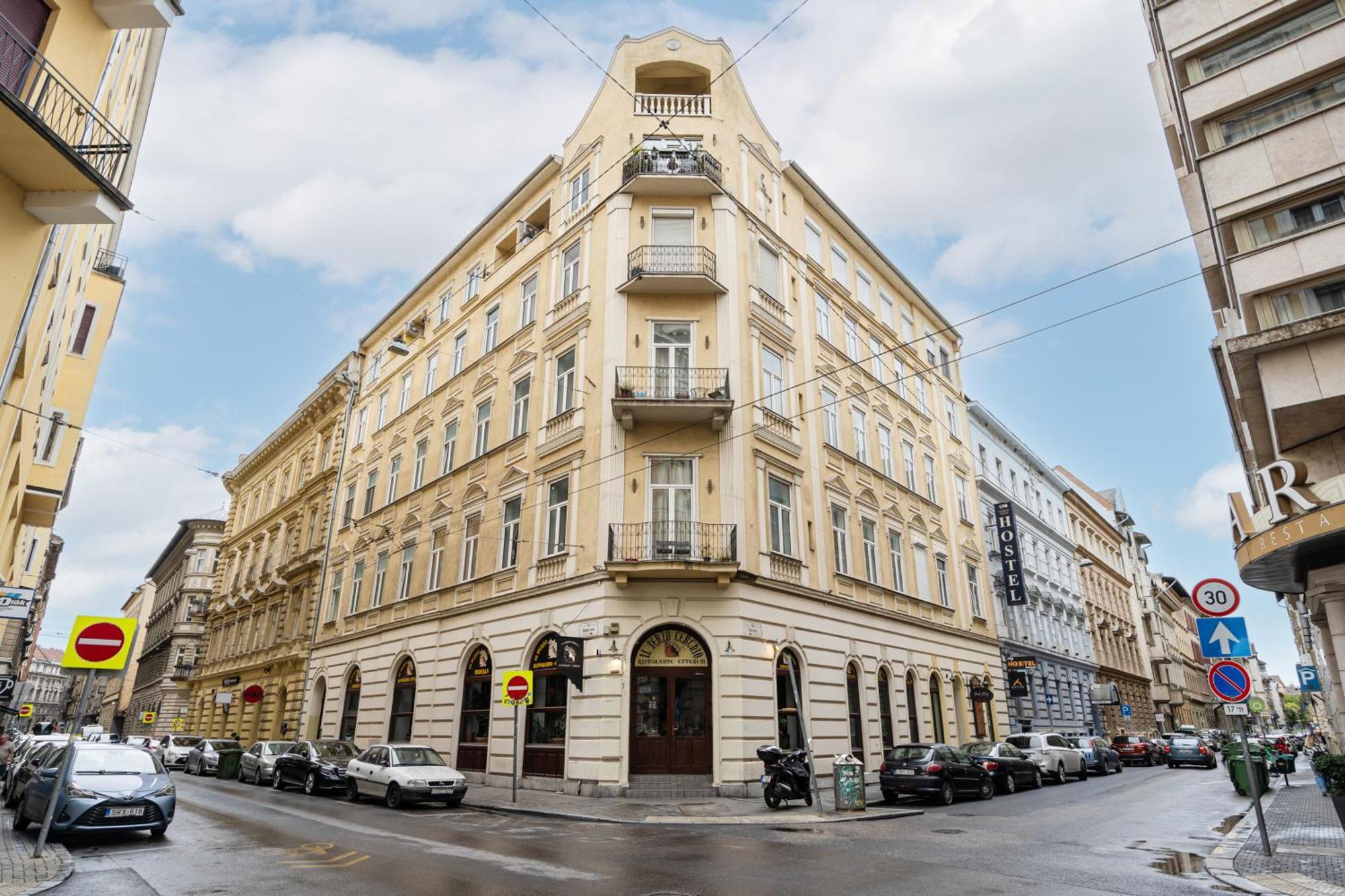 Sarah's With Pool, Wellness, Fitness Apartman