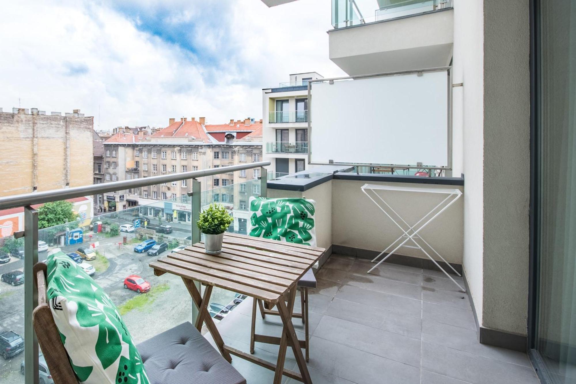 Very - Free Parking - Balcony