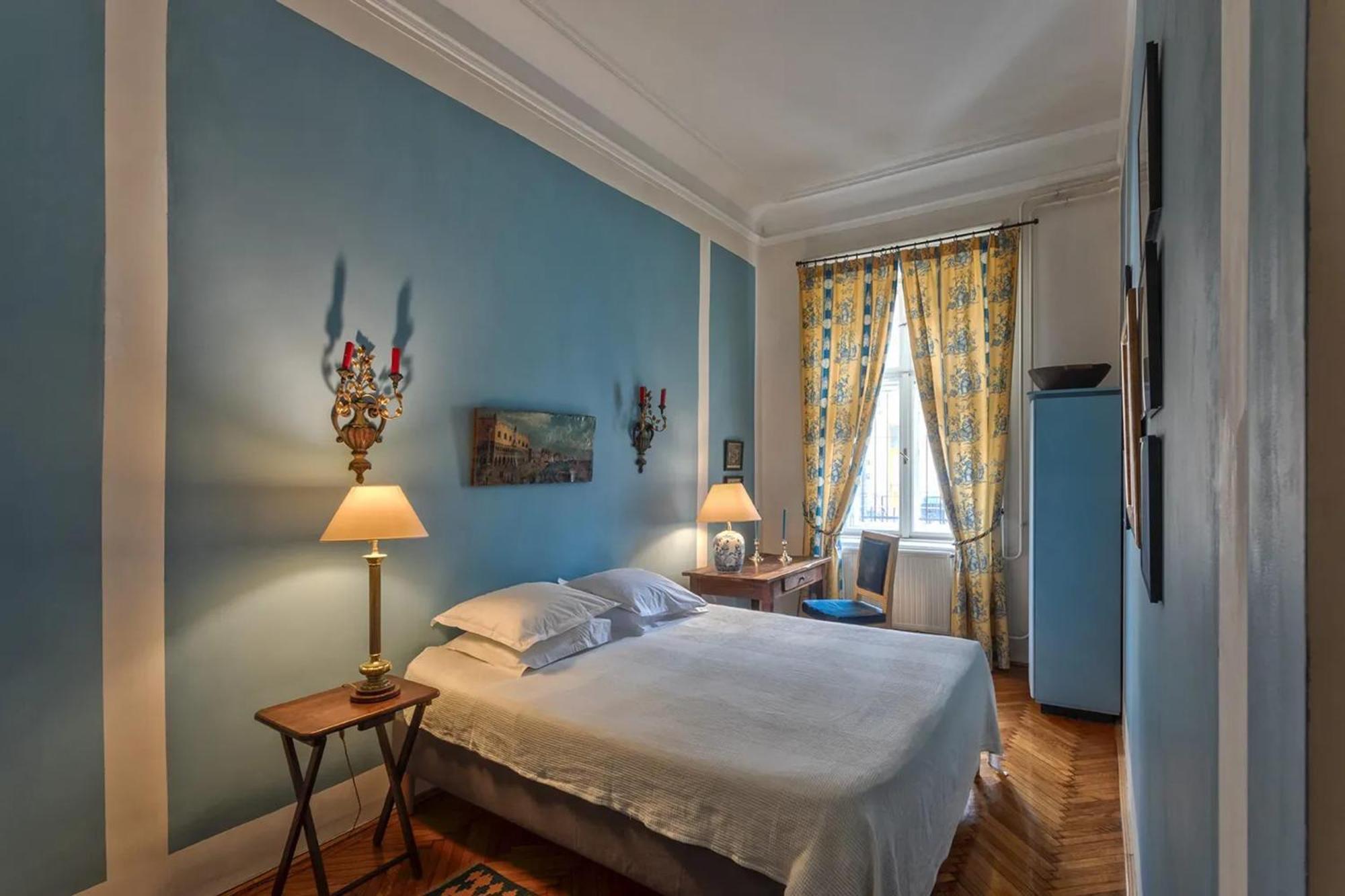 Spacious In Centre With Fireplace Apartment