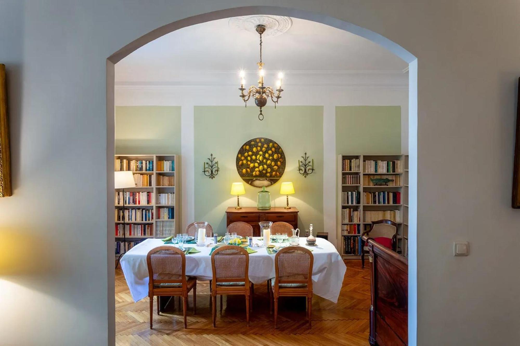 Spacious In Centre With Fireplace Apartment *