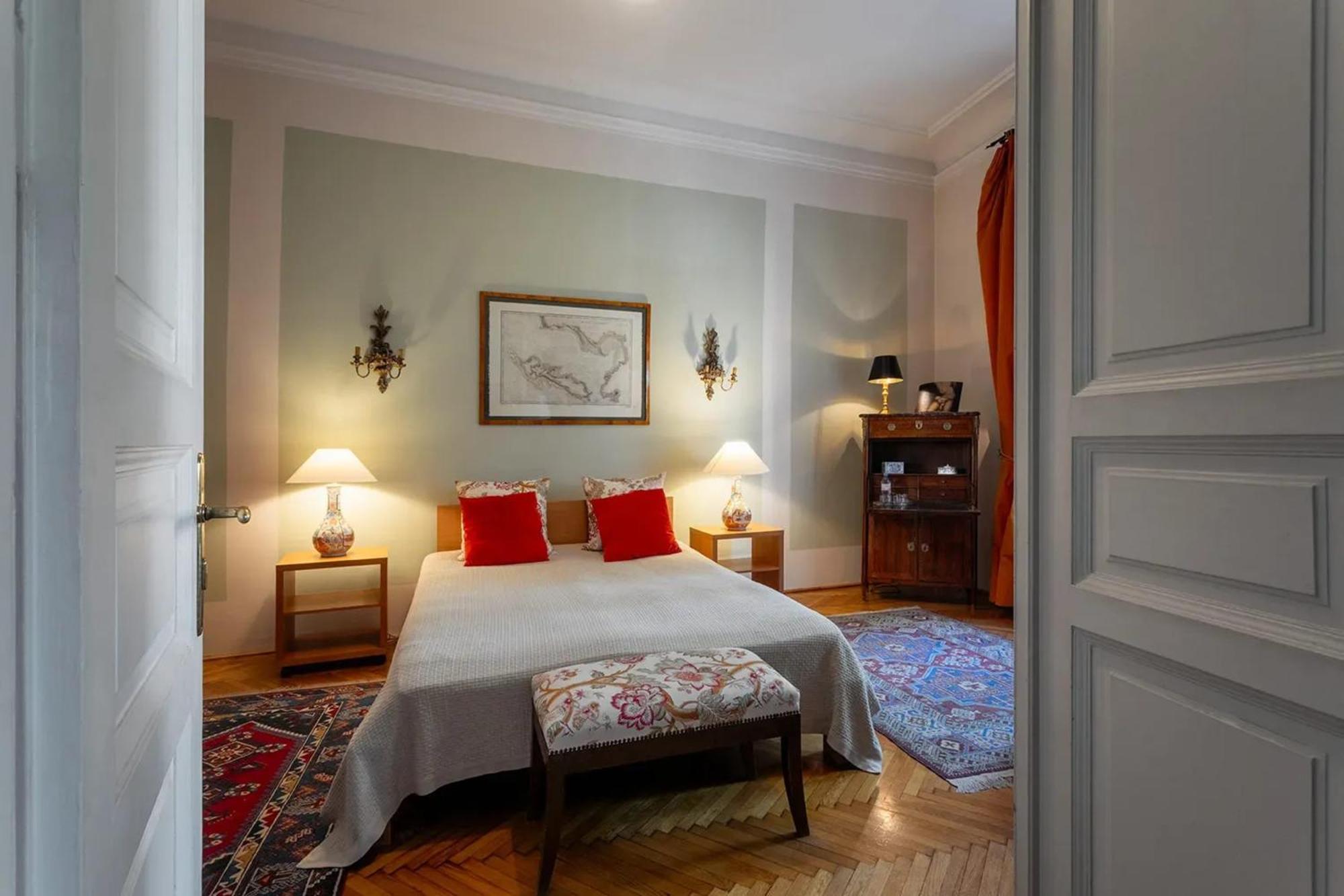 Spacious In Centre With Fireplace *