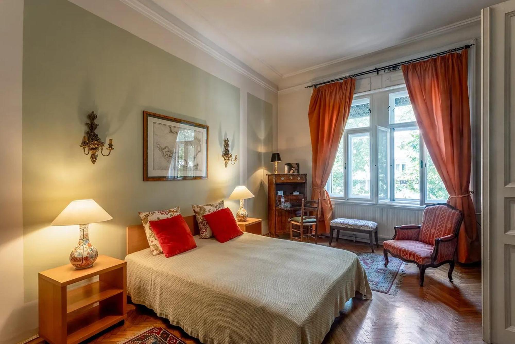 Spacious In Centre With Fireplace Apartment