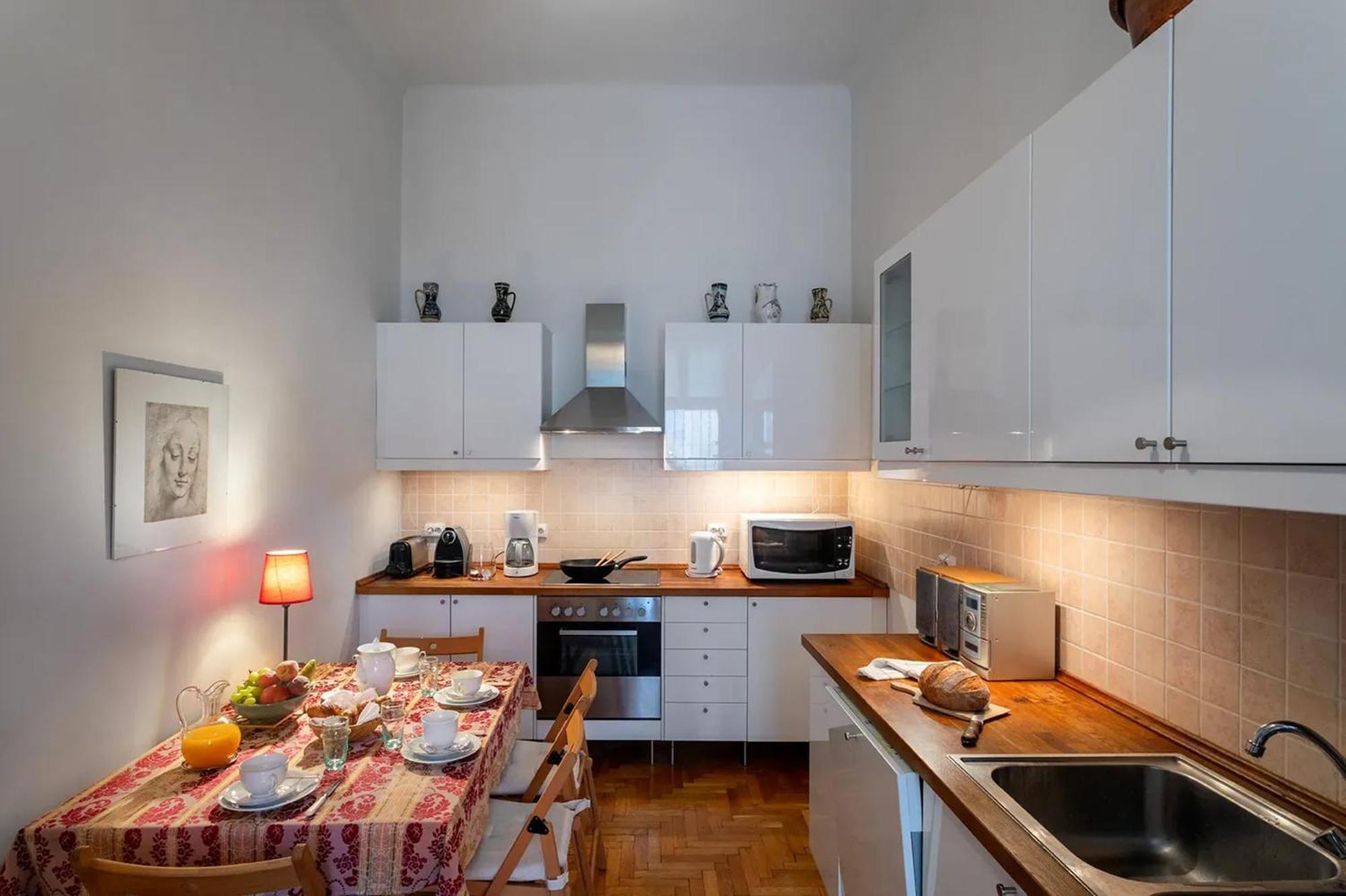 Spacious In Centre With Fireplace Apartment *