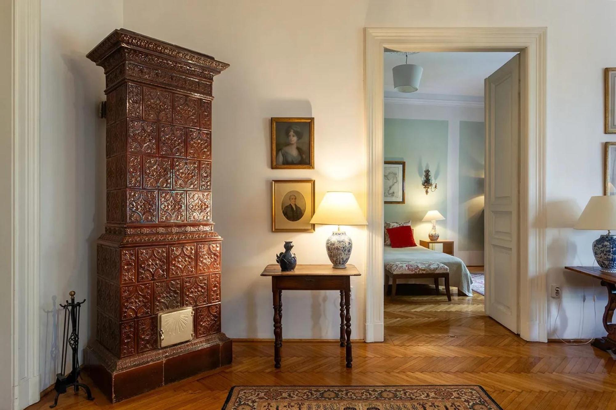 Apartment Spacious In Centre With Fireplace *