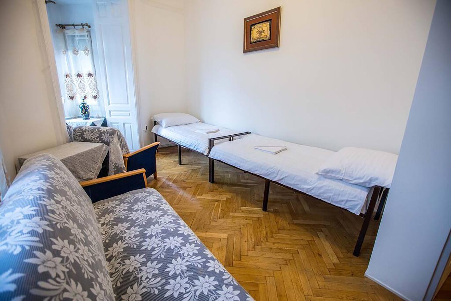 Apartment Centre Sunshine Bedroom Season 5 *