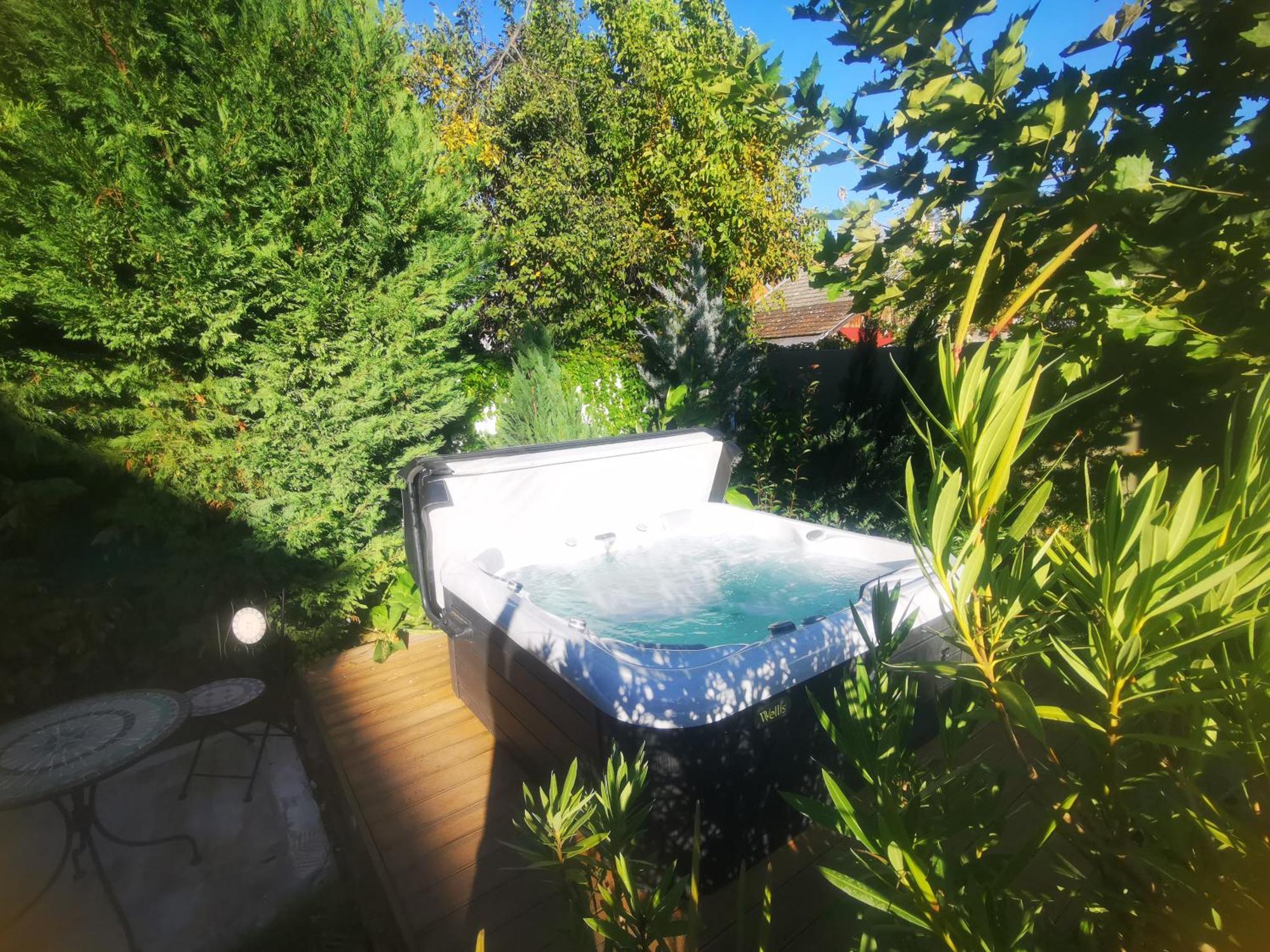 Kuria With Private Jacuzzi And Pool Apartmán