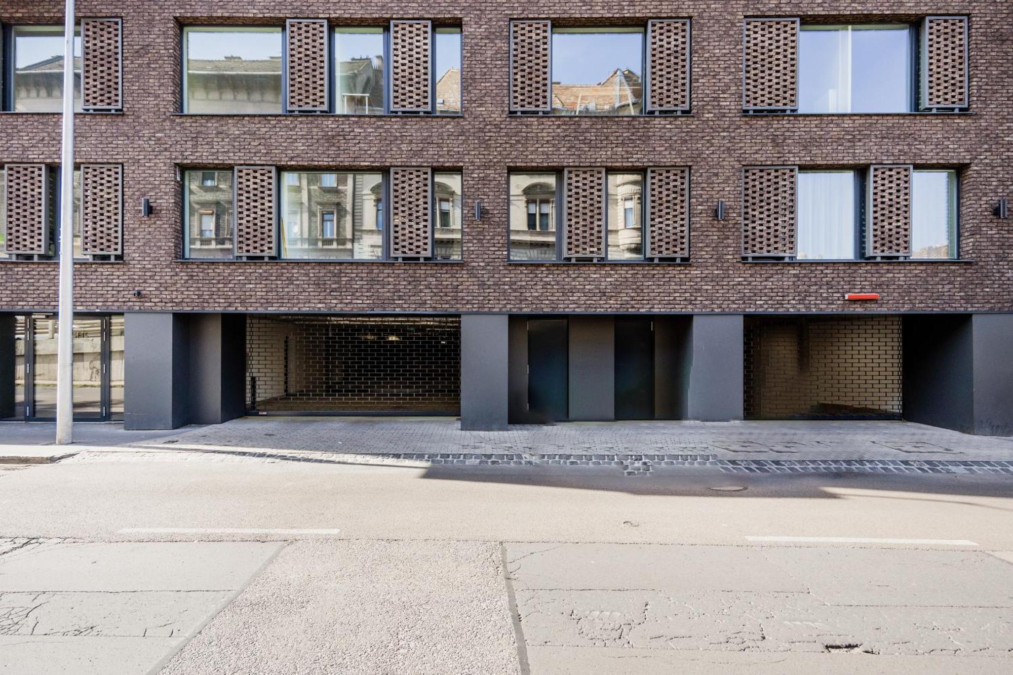 Sleek Premium With Parking Apartament *
