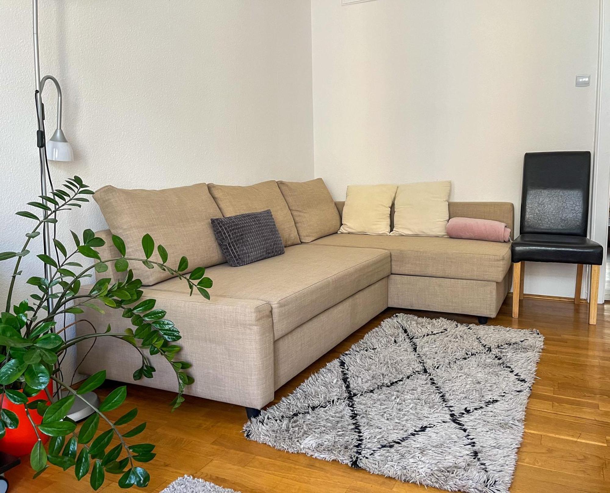 King One In The Center - Netflix Apartment