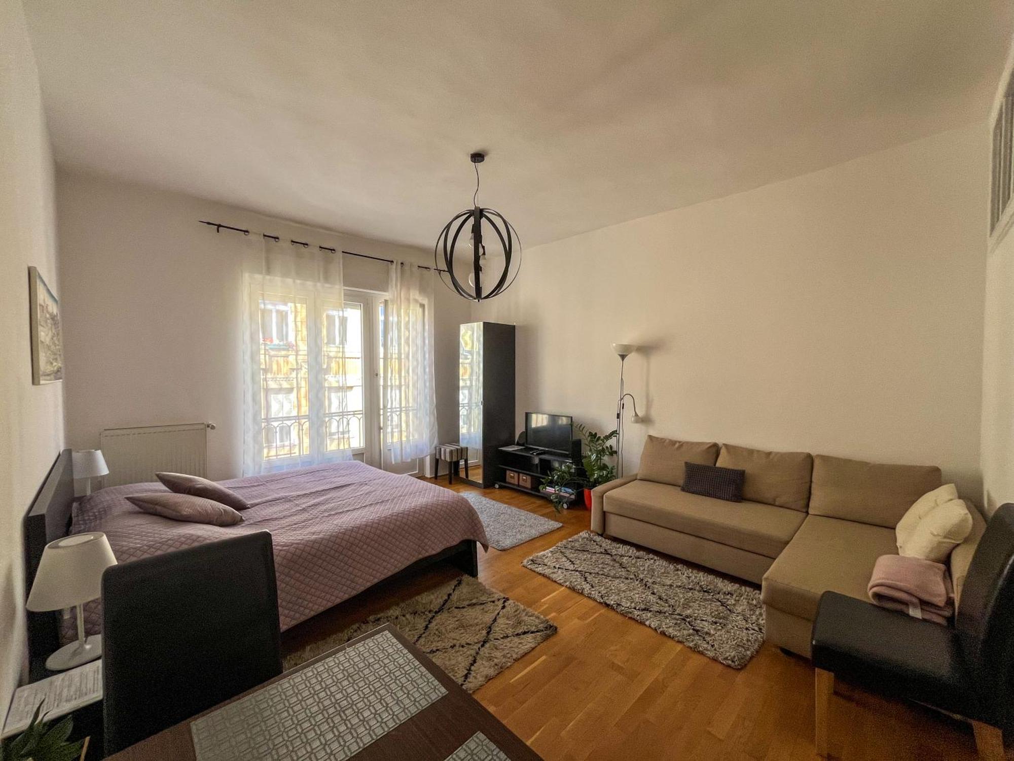 King One In The Center - Netflix Apartment *