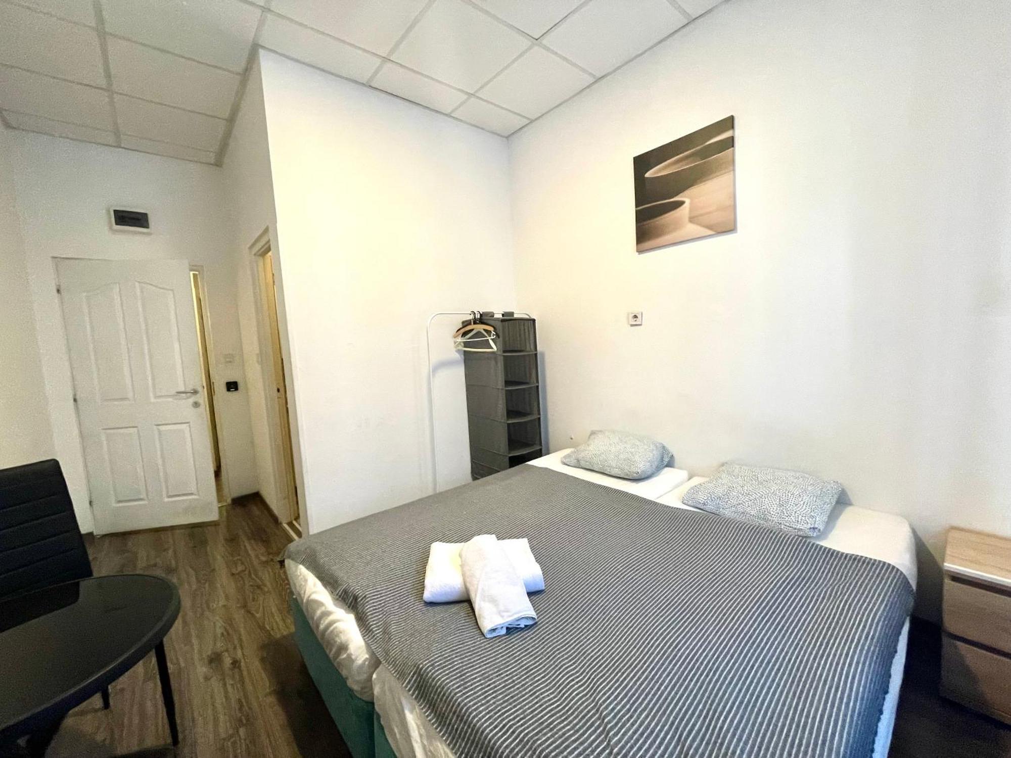 Aradi With Private Bathroom In The Centre *