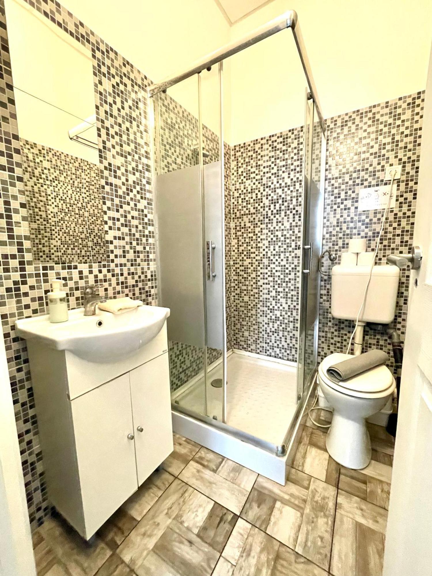 Aradi With Private Bathroom In The Centre Homestay *