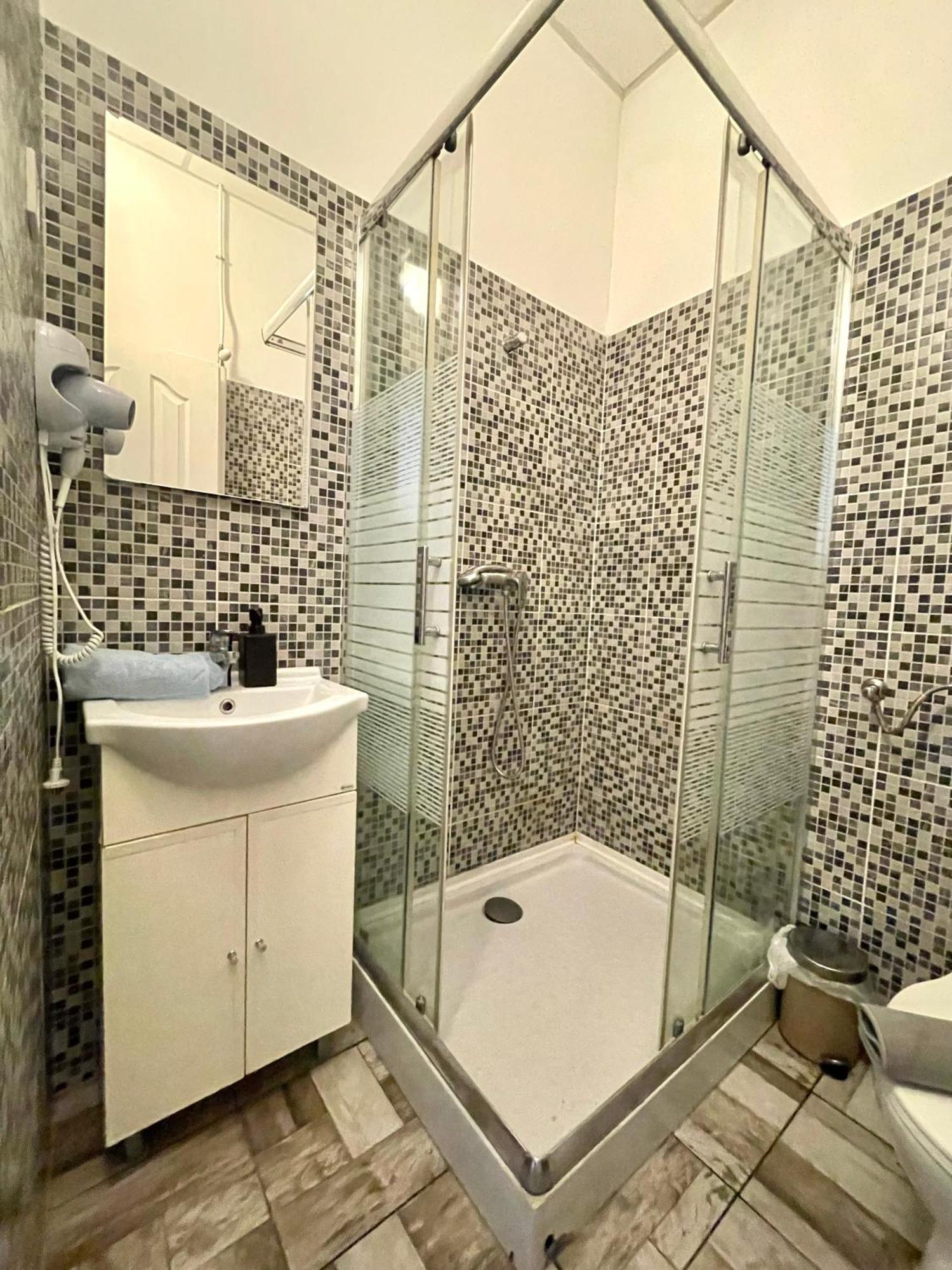 Aradi With Private Bathroom In The Centre Homestay Budapest
