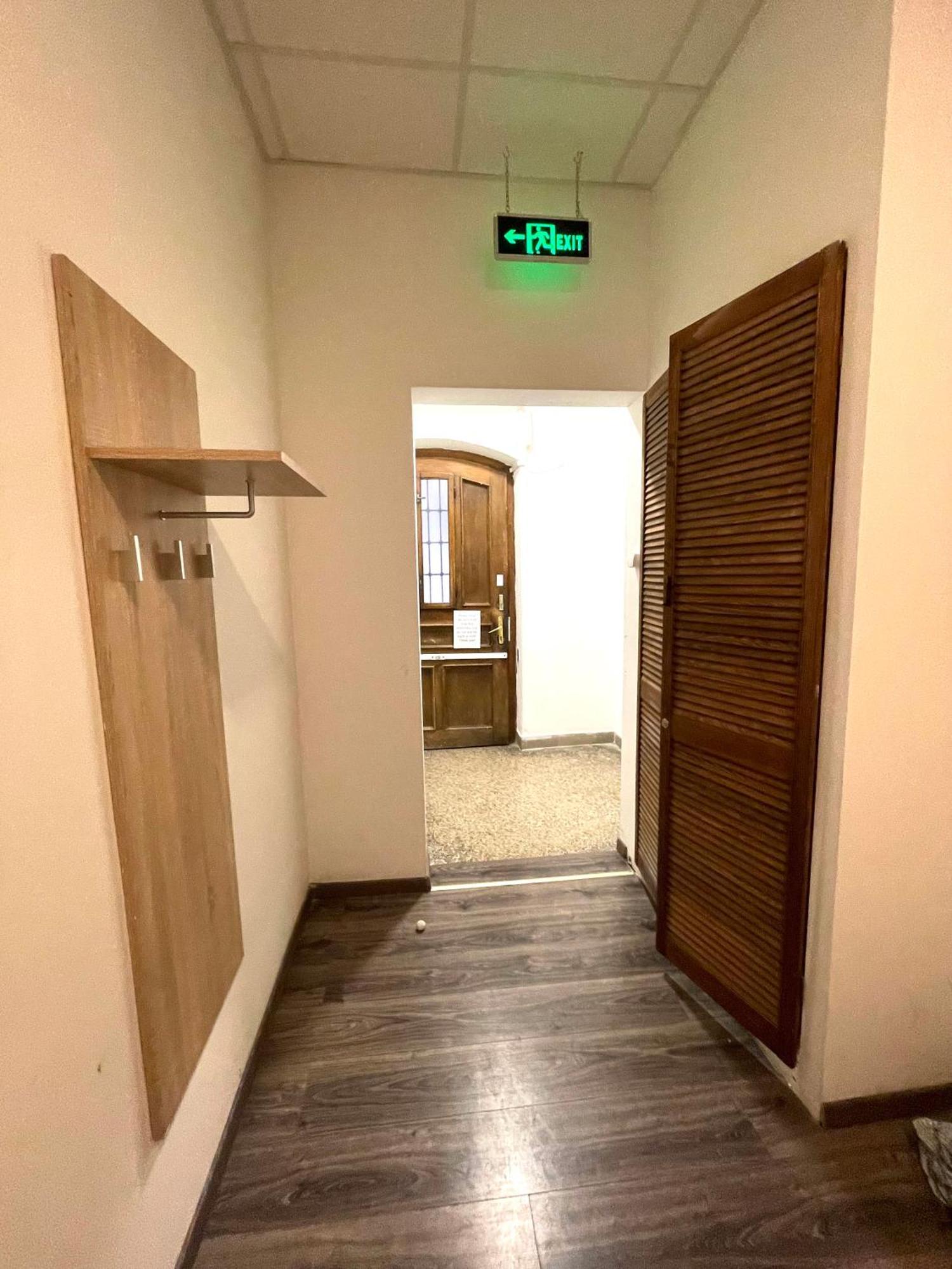 Aradi With Private Bathroom In The Centre *